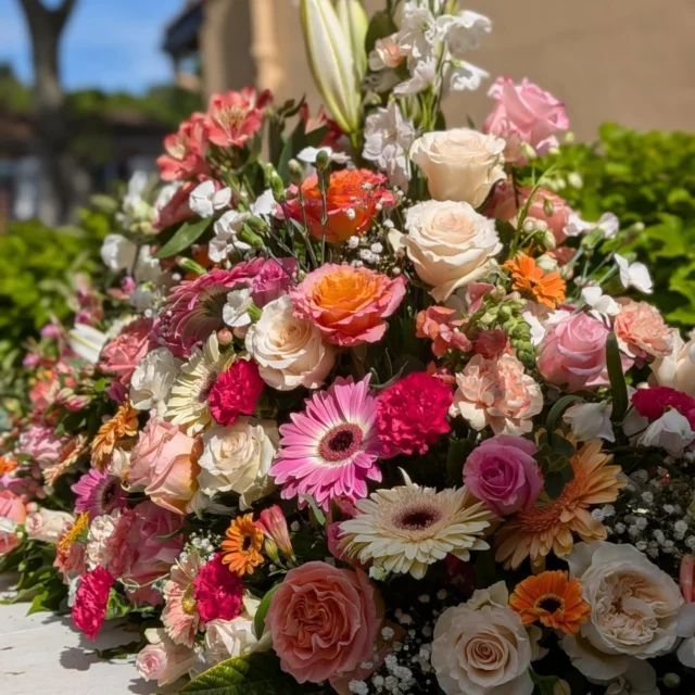 Magnifique vaisseau pour son dernier voyage astral...
.
.
.
.
#deuil #flowerpower #fleuristedequartier #ladresseflorale #naturalflower